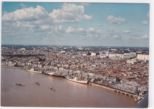Carte Postale CPSM 33 Bordeaux - Le Port De Bordeaux Avec Le Centre-Ville