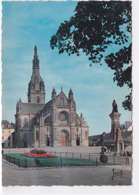 Carte Postale CPSM 56 Ste Anne D'Auray - La Basilique Et La Fontaine