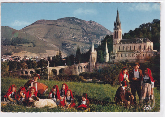 Carte Postale CPSM 65 Folklore Bigourdan Les Chanteurs Montagnards De Lourdes