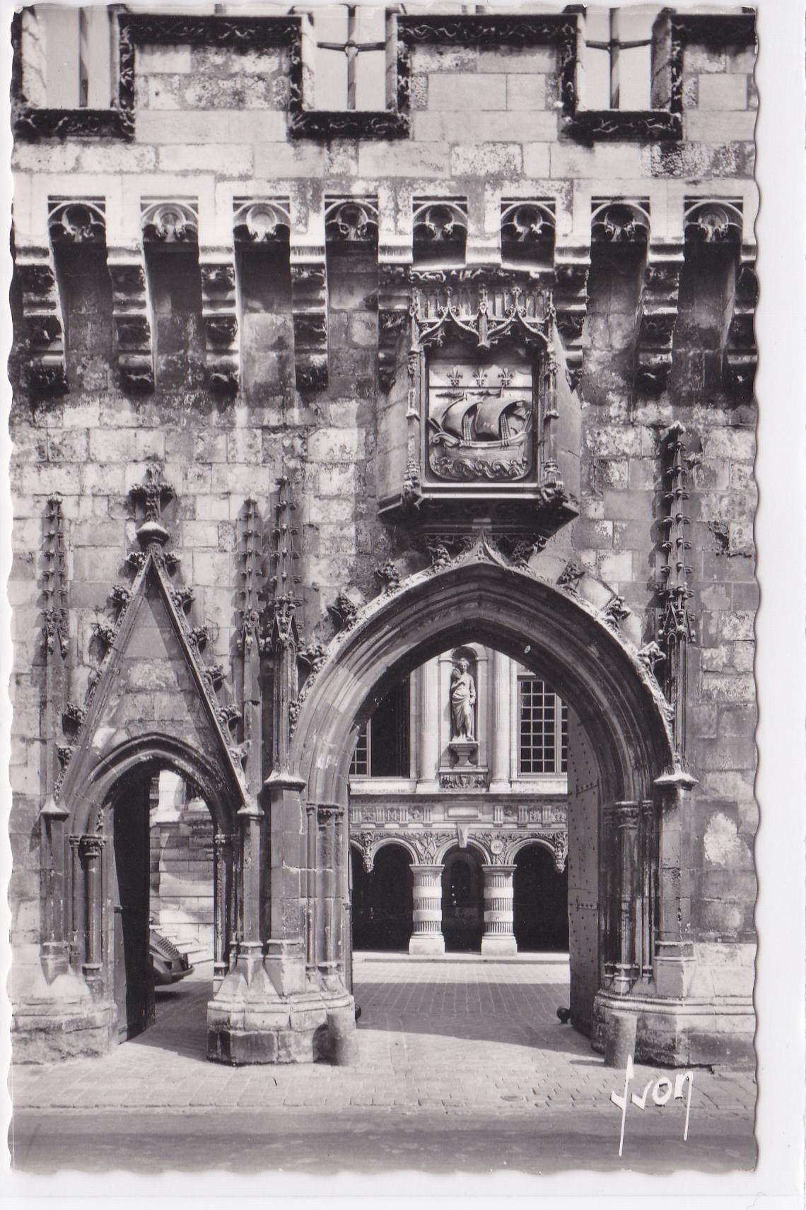 Carte Postale CPSM 17 La Rochelle - Porte De L'Hôtel De Ville
