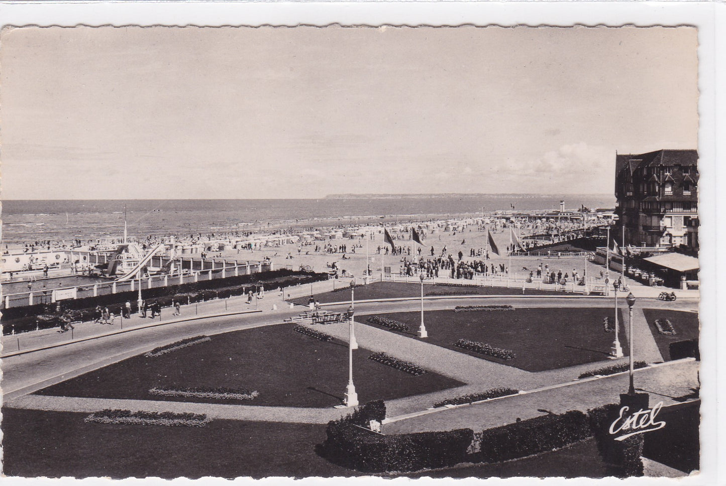 Carte Postale CPSM 14 Trouville - Les Jardins Du Casino La Plage Et La Piscine