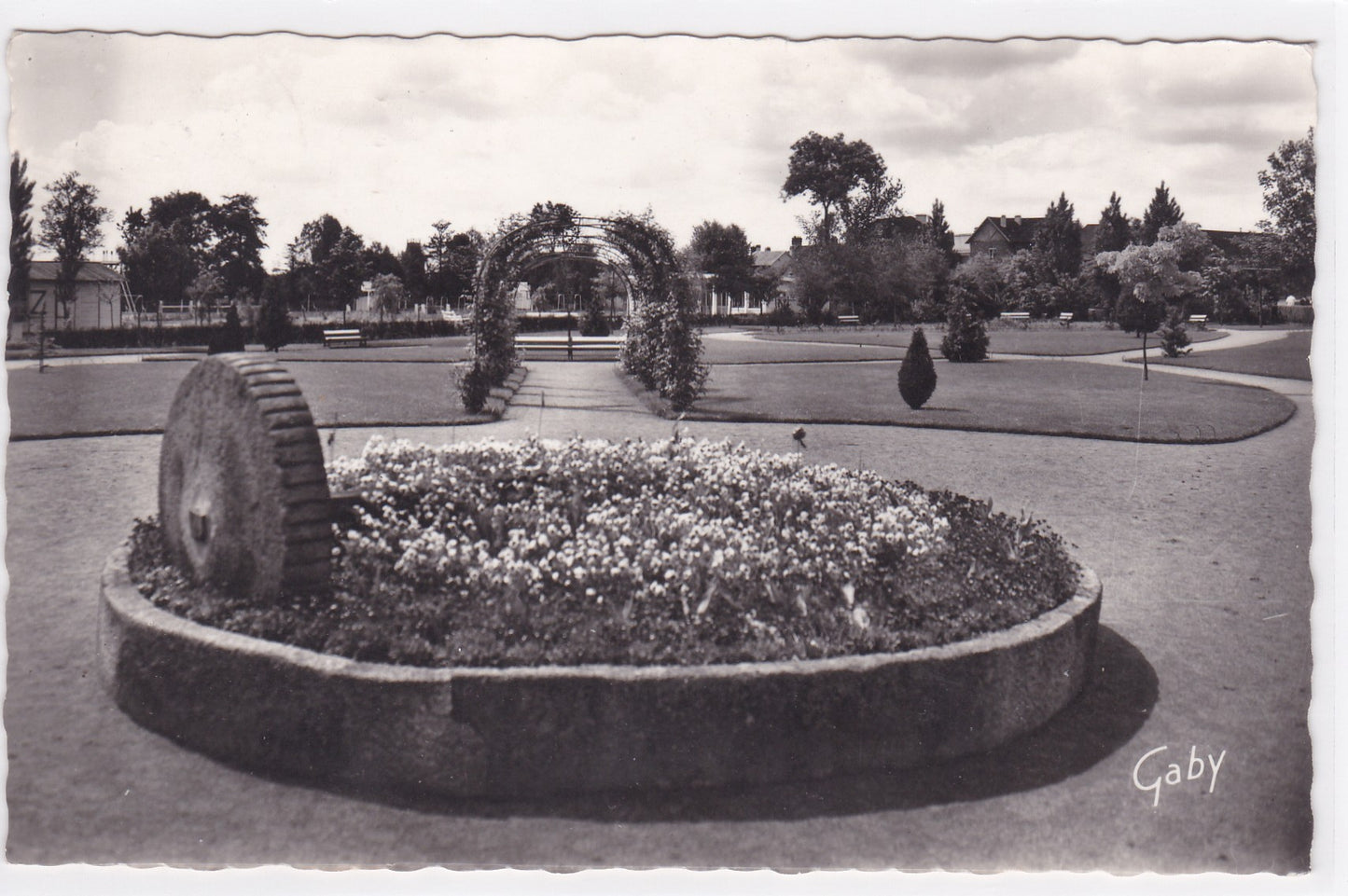 Carte Postale CPSM 61 Argentan - Le Jardin Public - La Forêt Normande