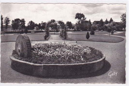Carte Postale CPSM 61 Argentan - Le Jardin Public - La Forêt Normande