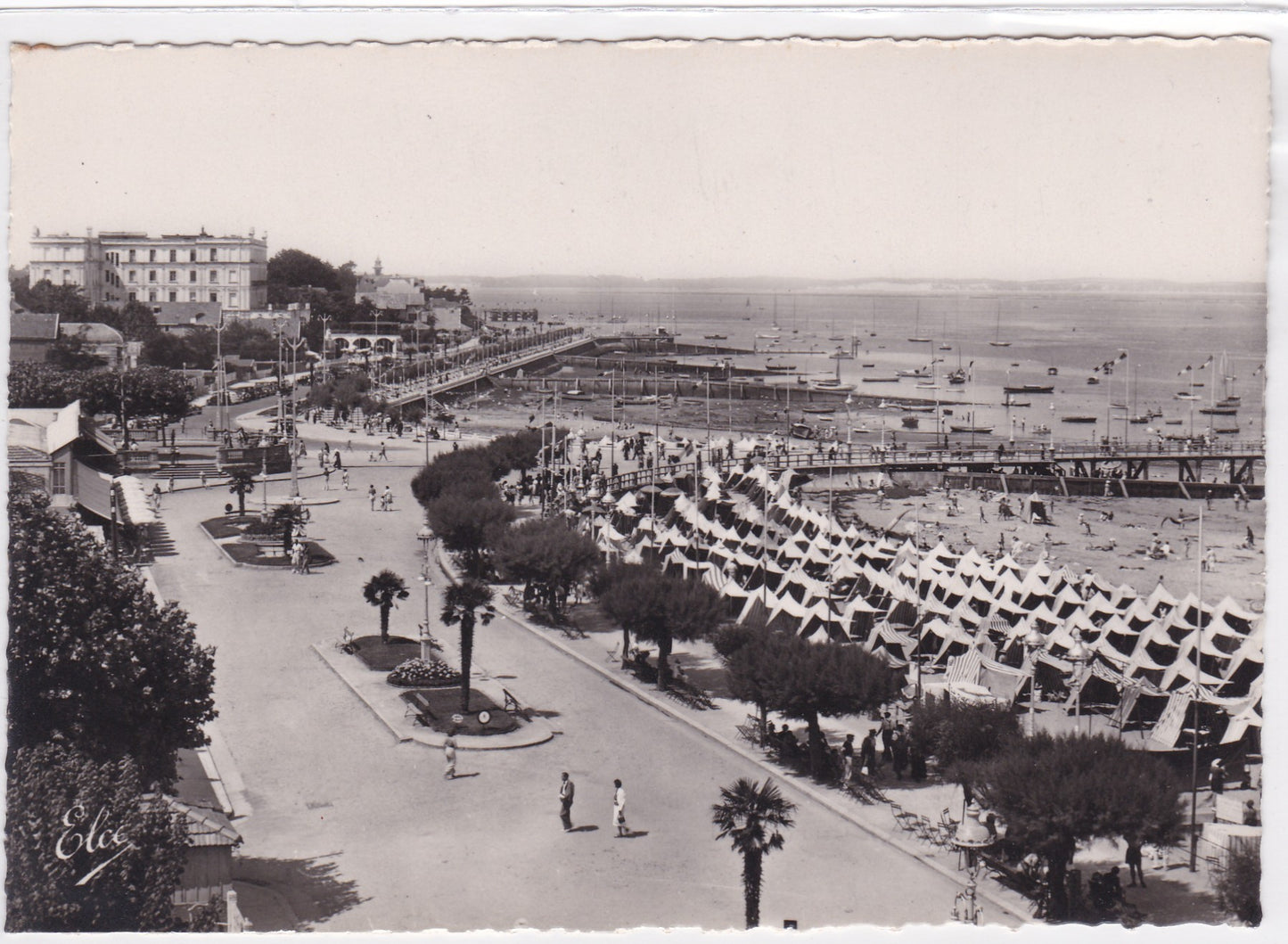 Carte Postale CPSM 33 Arcachon - Les Boulevards Promenade Et Le Grand Hôtel