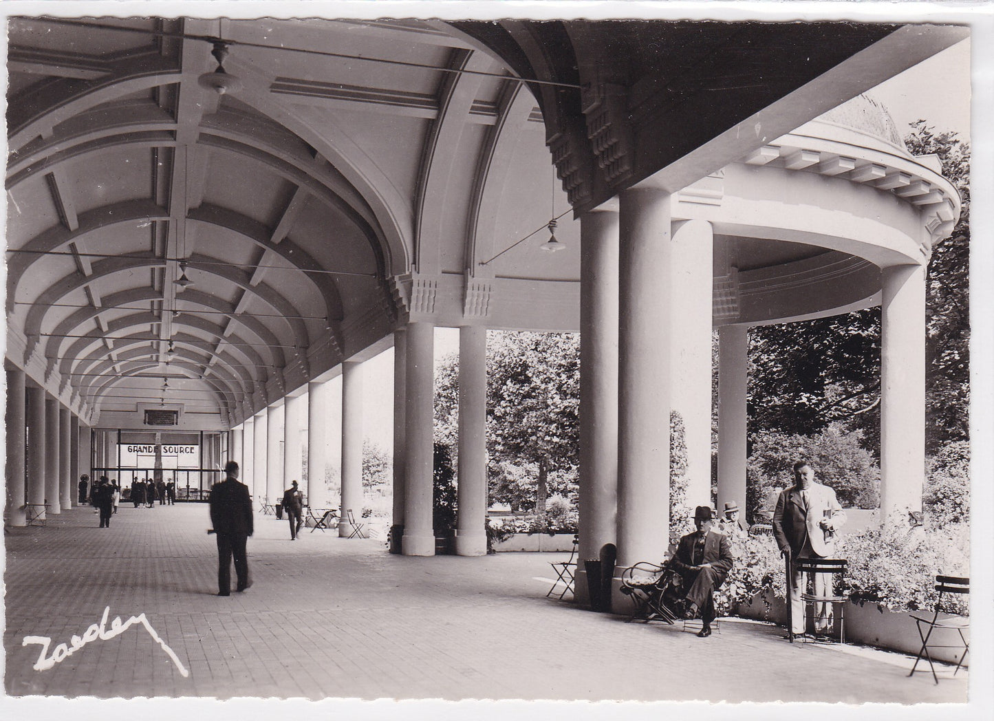 Carte Postale CPSM 88 Vittel - Les Nouvelles Galeries