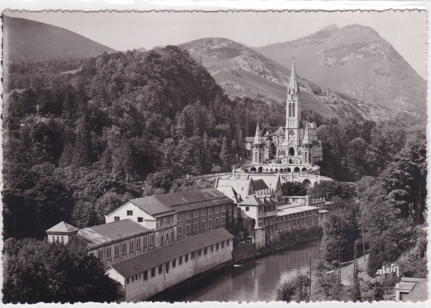 Carte Postale CPSM 65 Lourdes - La Basilique Et Le Gave