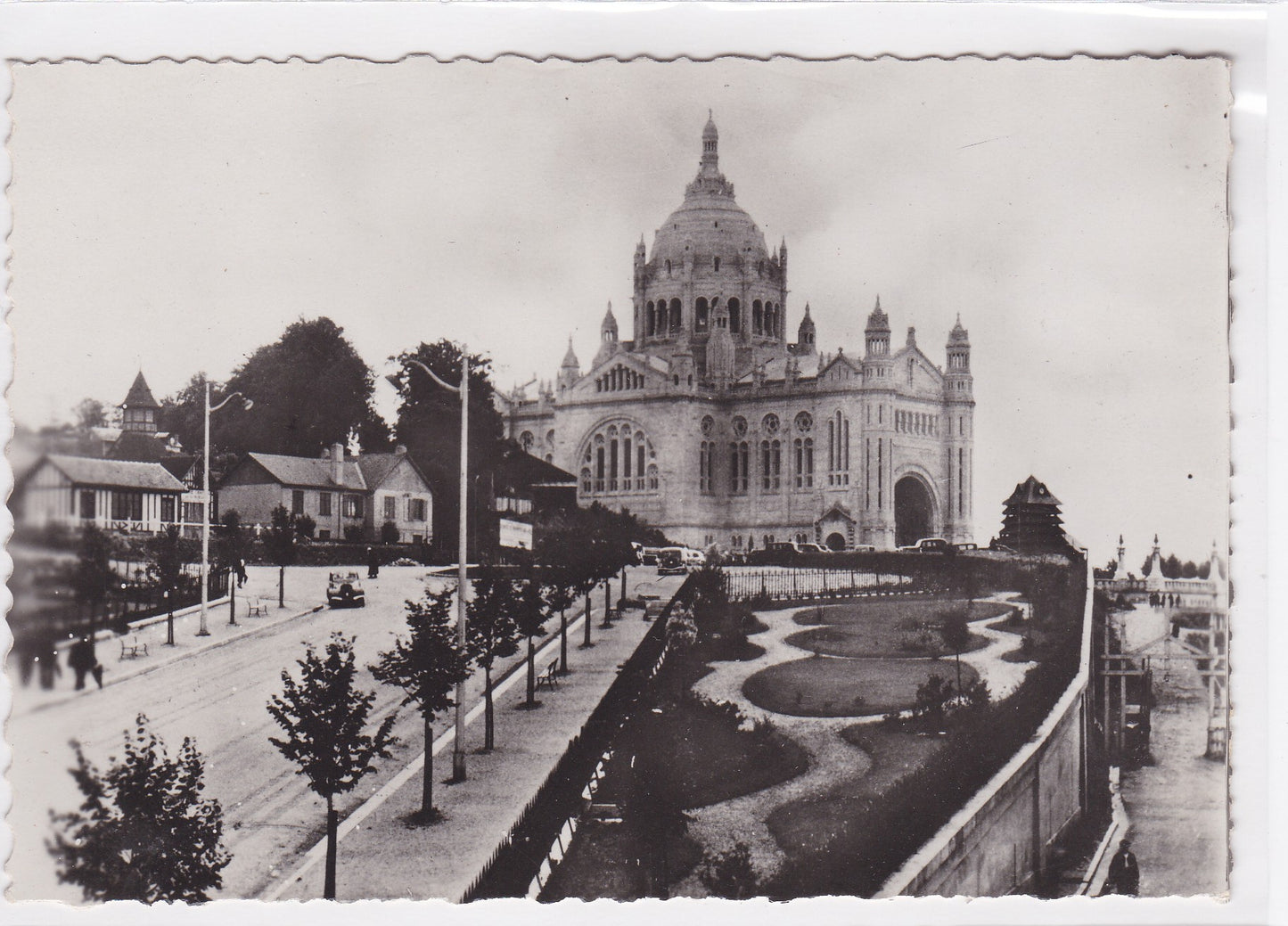 Carte Postale CPSM 14 Lisieux - L'Avenue De La Basilique Et La Basilique