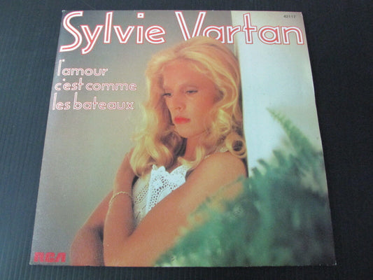 SYLVIE VARTAN   L'AMOUR C'EST COMME LES BATEAUX   SP 45T 7"