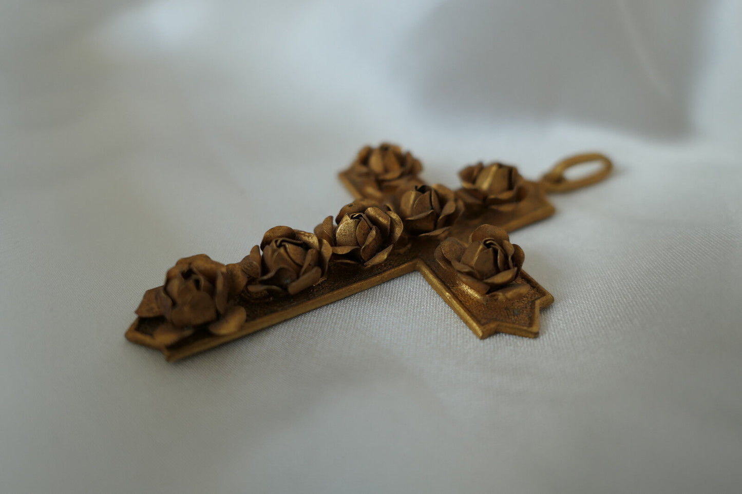 PENDENTIF METAL DORE CRUCIFIX ORNE DE FLEURS
