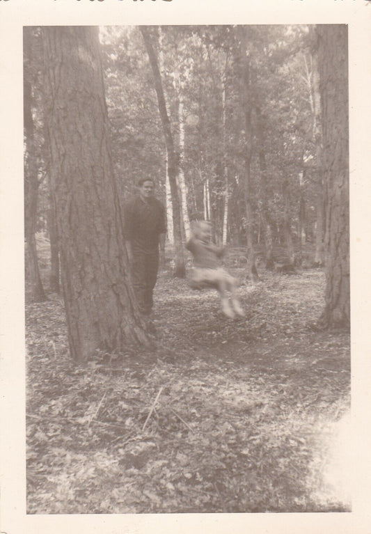 ANCIENNE PHOTO PHOTOGRAPHIE BALANCOIRE FORET ENFANT FLOU 1960
