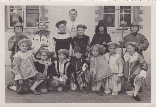 VINTAGE SNAPSHOT PHOTO GROUPE DEGUISEMENTS COSTUMES CARNIVAL DISGUISES CHILDREN