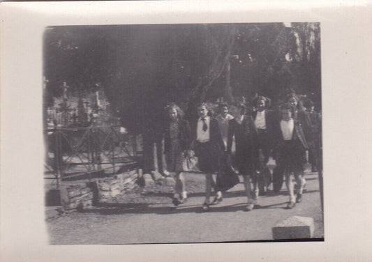 VINTAGE SNAPSHOT PHOTO GROUPE JEUNES FEMMES ALLEE CIMETIERE