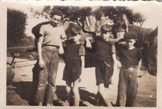 VINTAGE SNAPSHOT PHOTO ANONYME GROUPE ENFANTS BERETS CHEVAL CHILDREN HORSE