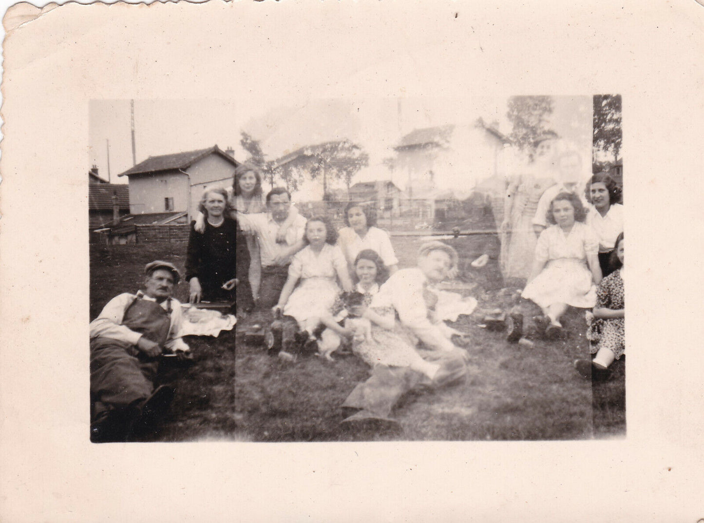 VINTAGE SNAPSHOT PHOTO GROUPE AMIS FAMILLE CURIOSITE RATEE