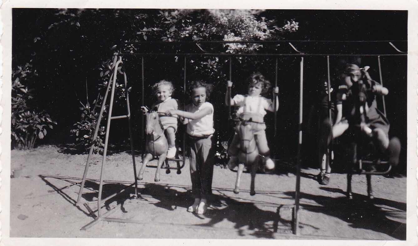 VINTAGE SNAPSHOT PHOTO JEUX ENFANTS BALANCOIRE CIRCA 1950
