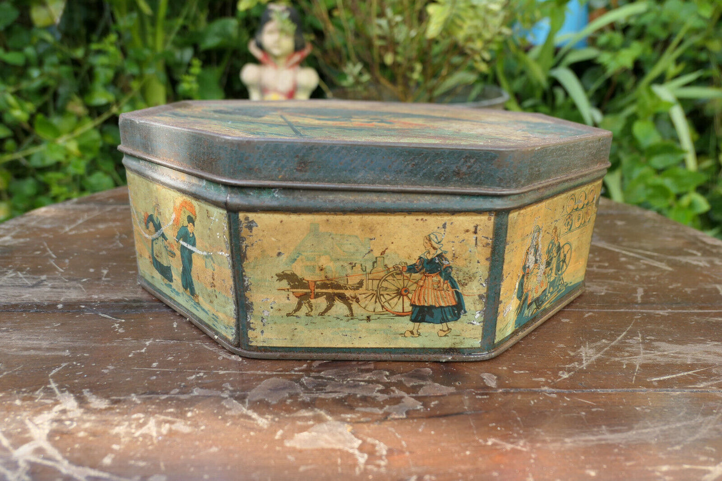 OLD LARGE LITHOGRAPHED SHEET METAL BOX, EARLY 20TH CENTURY