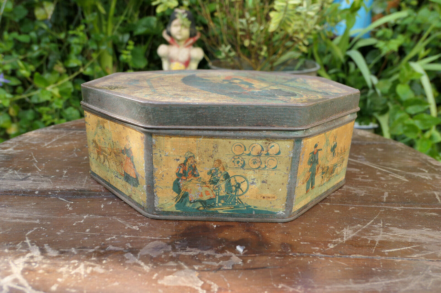 OLD LARGE LITHOGRAPHED SHEET METAL BOX, EARLY 20TH CENTURY