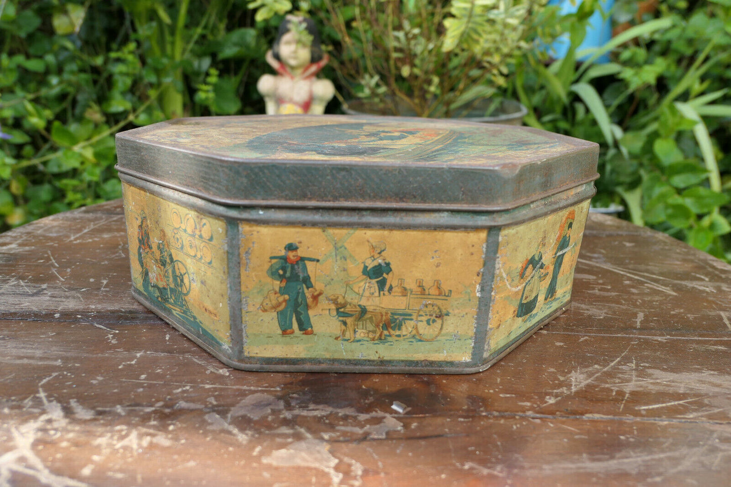OLD LARGE LITHOGRAPHED SHEET METAL BOX, EARLY 20TH CENTURY