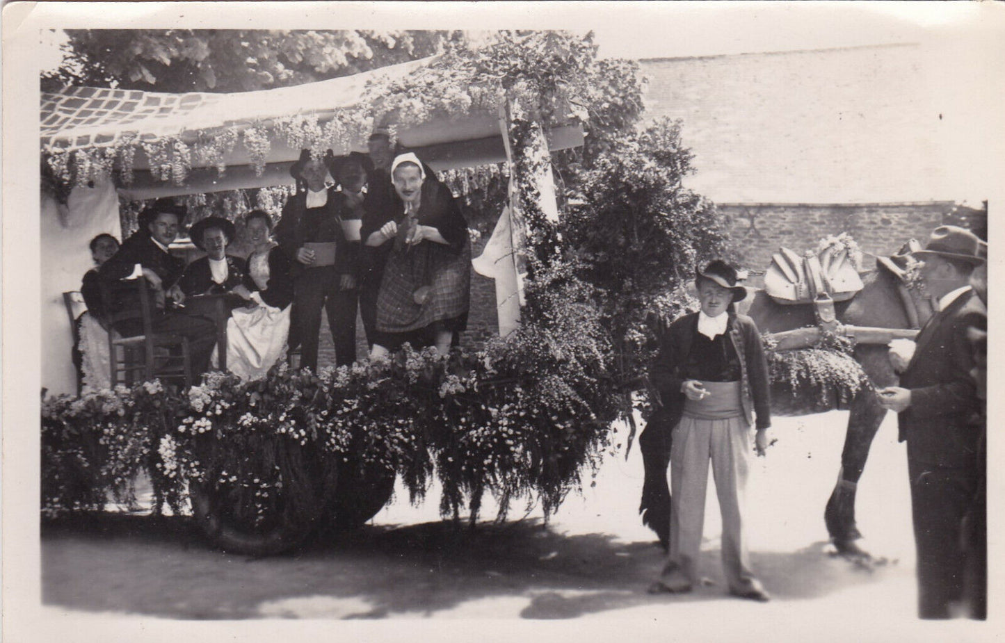 VINTAGE SNAPSHOT PHOTO GROUPE DEFILE CHAR CHEVAL BRETAGNE FINISTERE 29 COSTUMES
