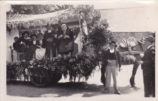 VINTAGE SNAPSHOT PHOTO GROUPE DEFILE CHAR CHEVAL BRETAGNE FINISTERE 29 COSTUMES