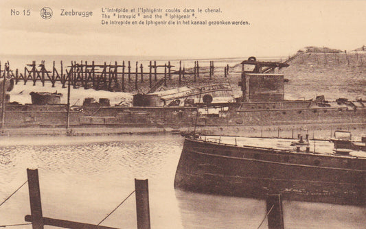 CPA ZEEBRUGGE / L'INTREPIDE ET L'IPHIGENIR COULES DANS LE CHENAL