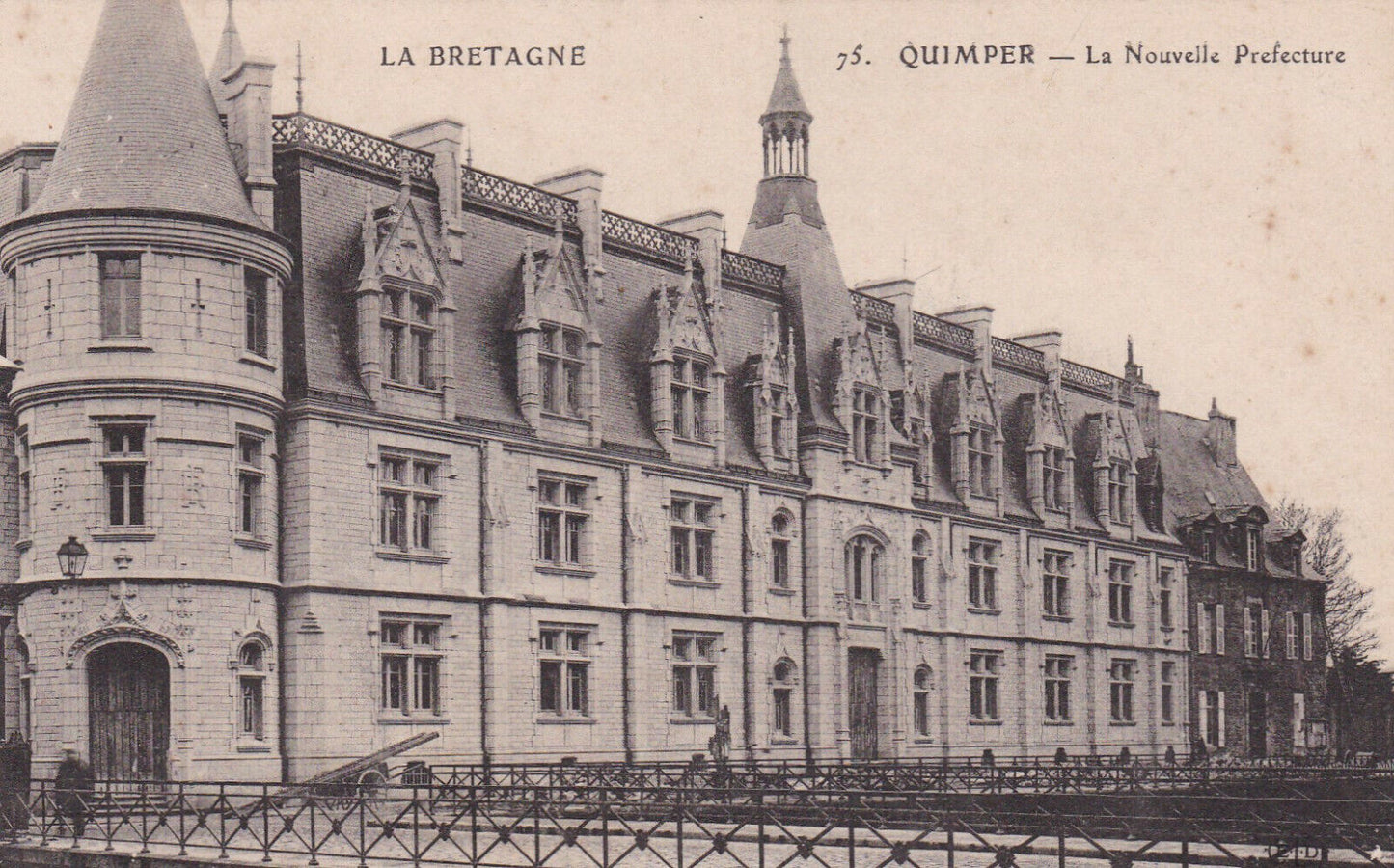ANCIENNE CARTE POSTALE CPA LA BRETAGNE 29 QUIMPER / LA NOUVELLE PREFECTURE