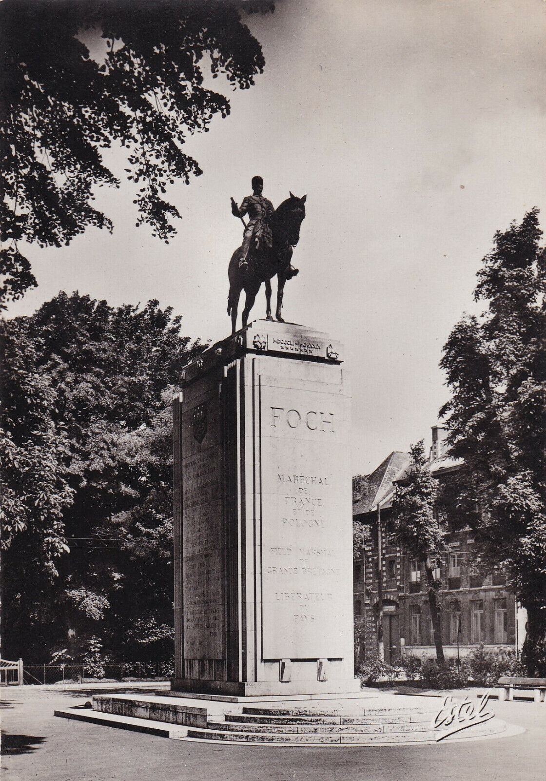 ANCIENNE CARTE POSTALE CPSM LILLE / MONUMENT DU MARECHAL FOCH