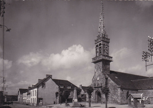 ANCIENNE CARTE POSTALE CPSM 29 CAST / L'EGLISE GOTHIQUE ET LA PLACE