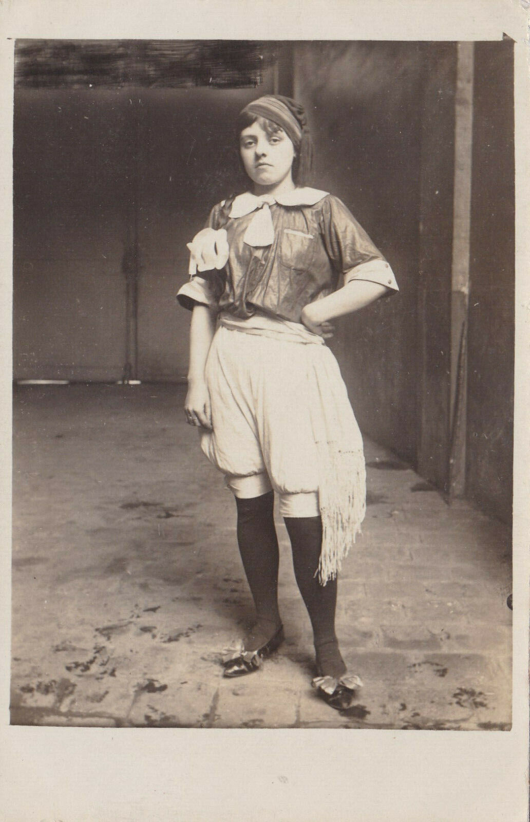 2 ANCIENNES CARTES PHOTOS PORTRAIT FEMME COSTUME DEGUISEMENT STYLISME CIRCA 1930