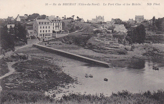 OLD POSTCARD CPA ILE DE BREHAT THE CLOSED PORT AND THE HOTELS (1914) 