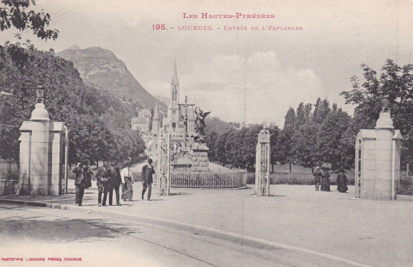 CARTE POSTALE ANCIENNE CPA LOURDES ENTREE DE L'ESPLANADE (1920)