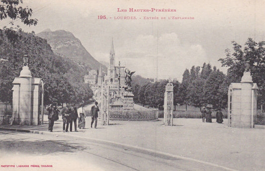 CARTE POSTALE ANCIENNE CPA LOURDES ENTREE DE L'ESPLANADE (1920)