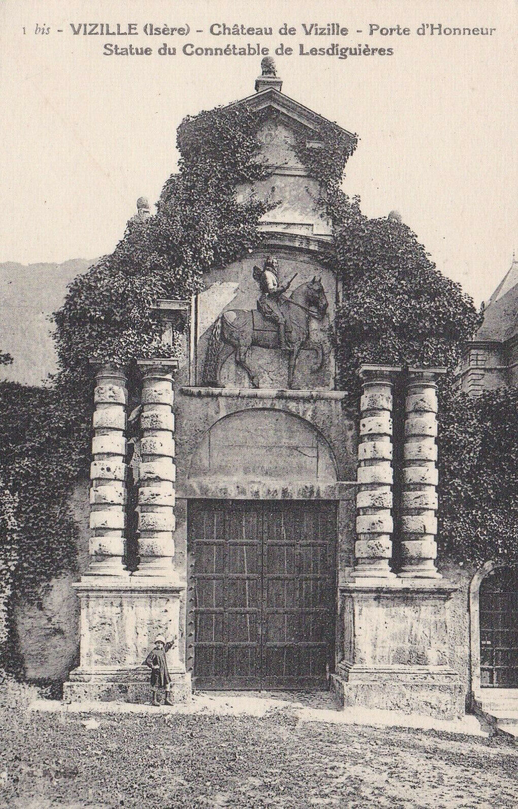 CARTE POSTALE ANCIENNE CPA CHATEAU DE VIZILLE PORTE D'HONNEUR STATUE ...