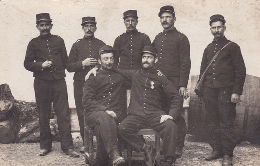 ANCIENNE CARTE PHOTO MILITARIA GROUPE DE POILUS ECRITE EN 1914 A MONT-DAUPHIN