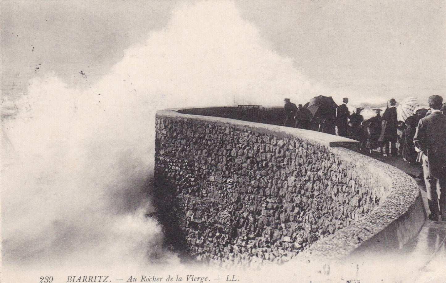 CARTE POSTALE ANCIENNE CPA BIARRITZ AU ROCHER DE LA VIERGE (1908)