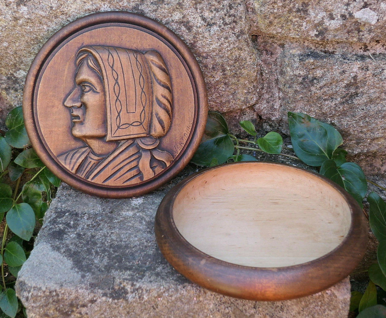 ANCIENNE BOITE EN BOIS SCULPTE SIGNEE VERCOUR BRETAGNE PORTRAIT FEMME COIFFE