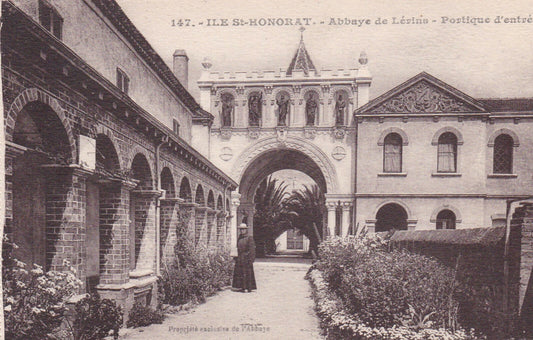 OLD POSTCARD CPA ILE ST-HONORAT LEVINS ABBEY ENTRANCE PORTICO 