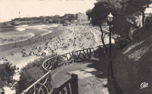 OLD POSTCARD CPA BIARRITZ THE GRANDE PLAGE AND THE LIGHTHOUSE 