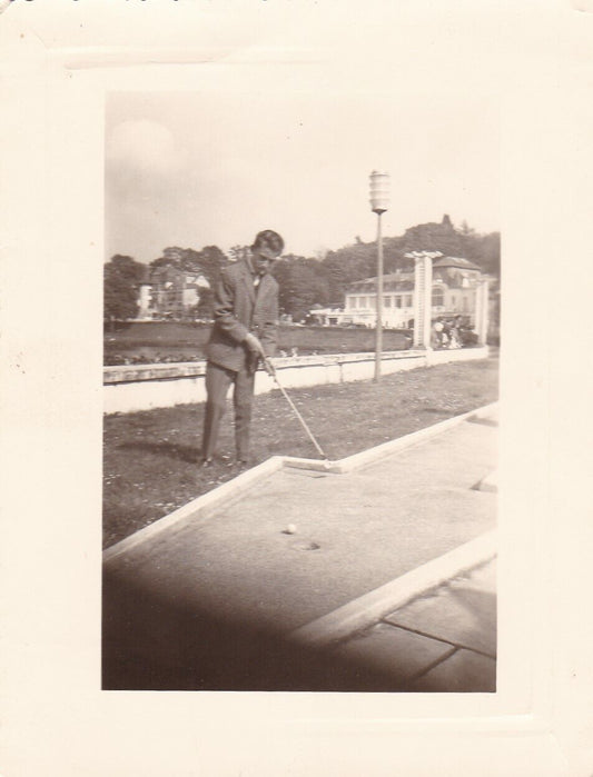 ANCIENNE PHOTO VINTAGE SNAPSHOT JEUNE HOMME JOUANT AU MINIGOLF CIRCA 1950