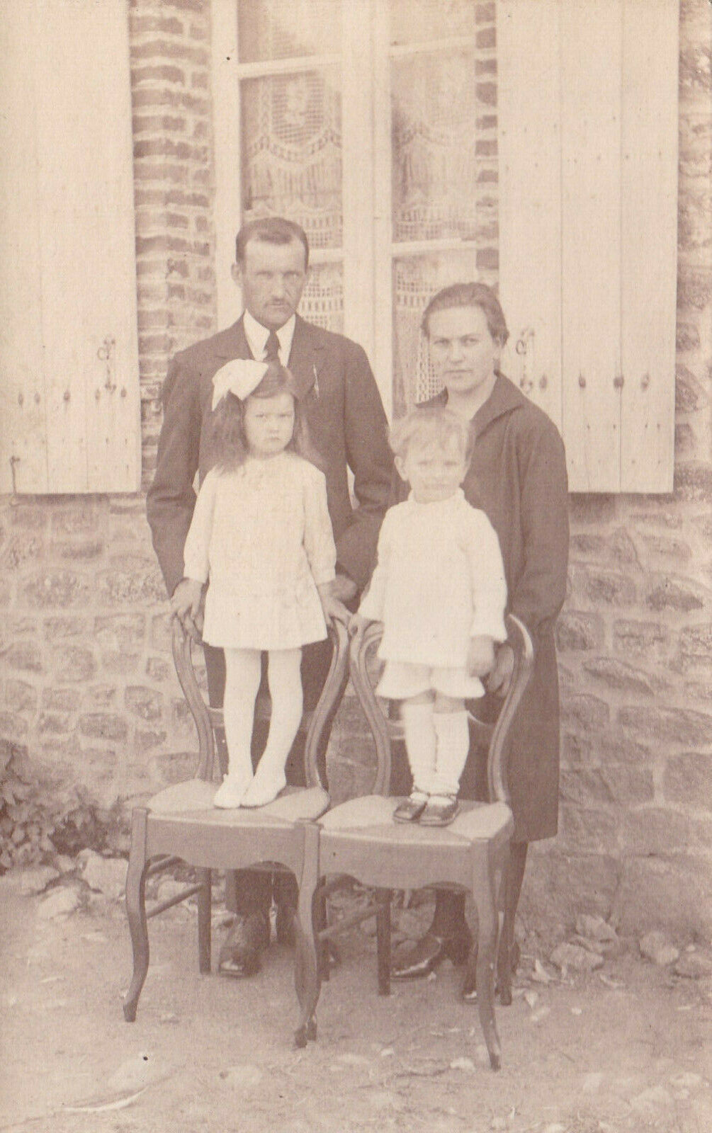 ANCIENNE CARTE PHOTO FAMILLE COUPLE AVEC DEUX ENFANTS
