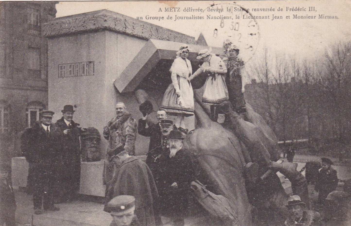 CARTE POSTALE ANCIENNE CPA A METZ DELIVREE DEVANT LA STATUE DE FREDERIC III
