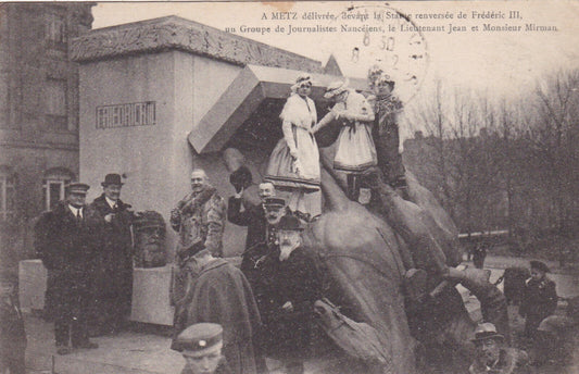 CARTE POSTALE ANCIENNE CPA A METZ DELIVREE DEVANT LA STATUE DE FREDERIC III