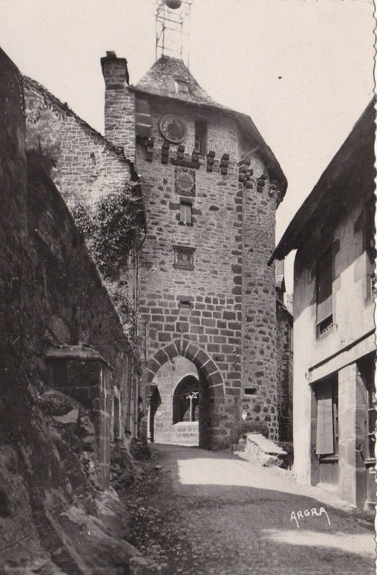 CARTE POSTALE CPSM SALERS (CANTAL) LA TOUR DE BEFFROI (1952)