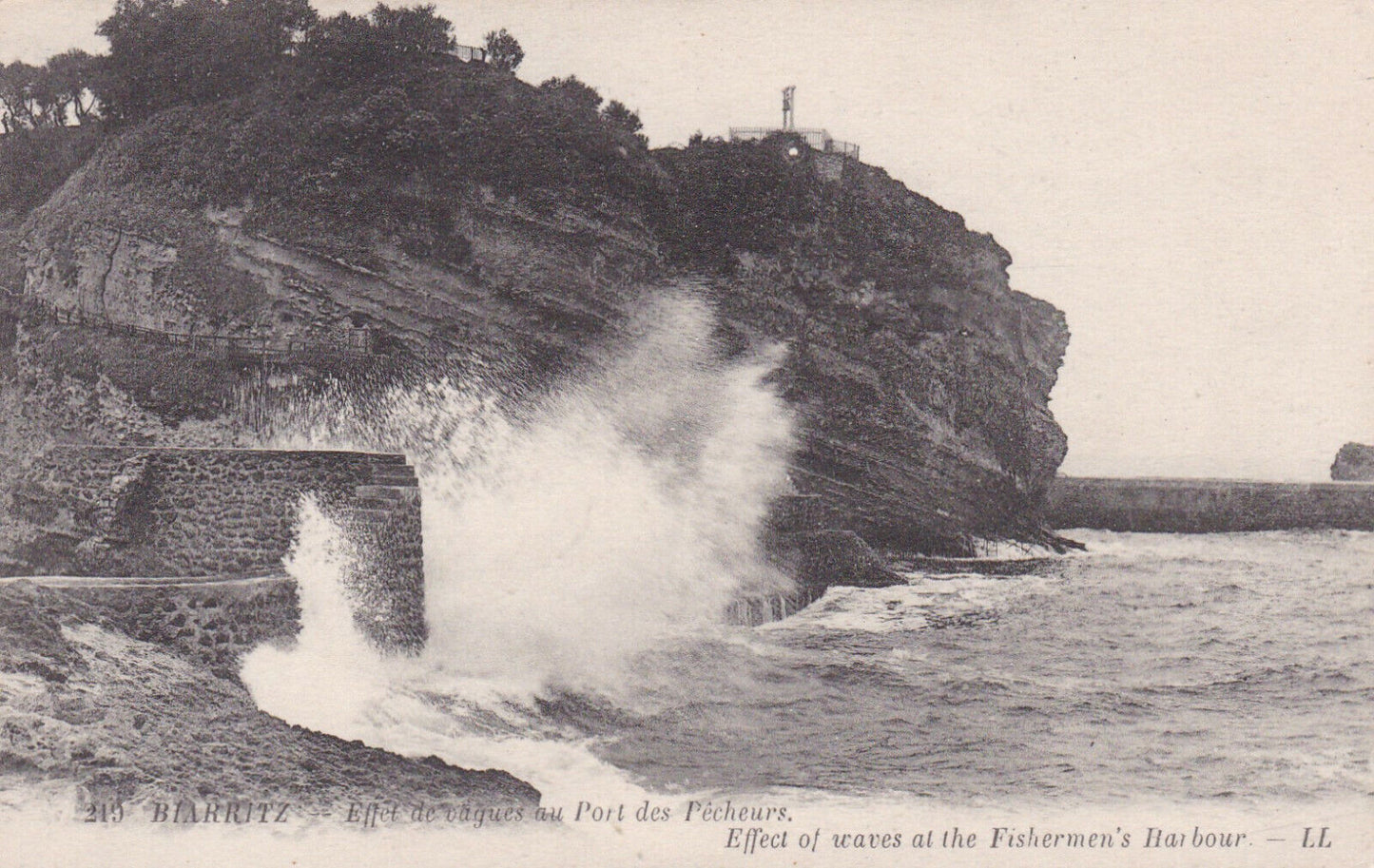 CARTE POSTALE ANCIENNE CPA BIARRITZ EFFET DE VAGUES AU PORT DES PECHEURS