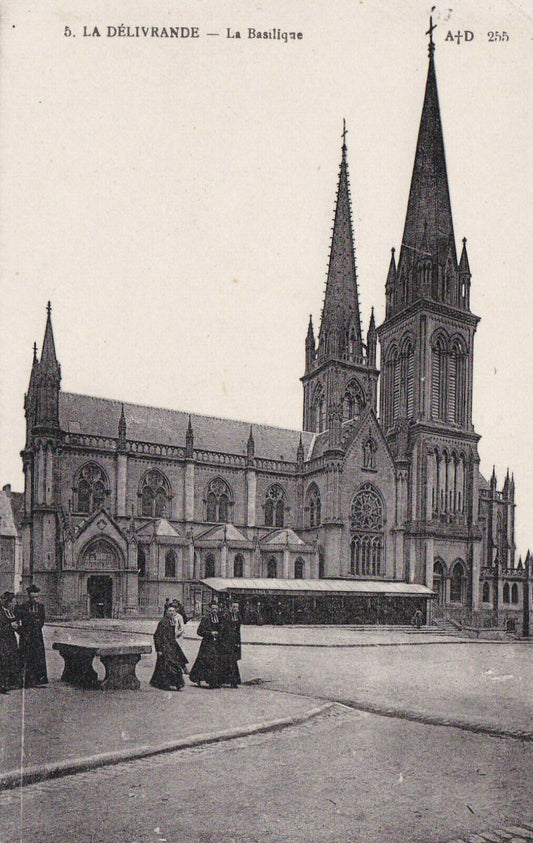 CARTE POSTALE ANCIENNE CPA LA DELIVRANDE LA BASILIQUE