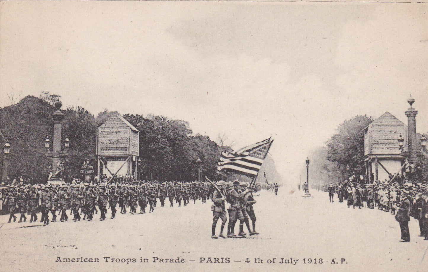 CARTE POSTALE ANCIENNE CPA AMERICAN TROOPS IN PARADE PARIS 4TH OF JULY 1918