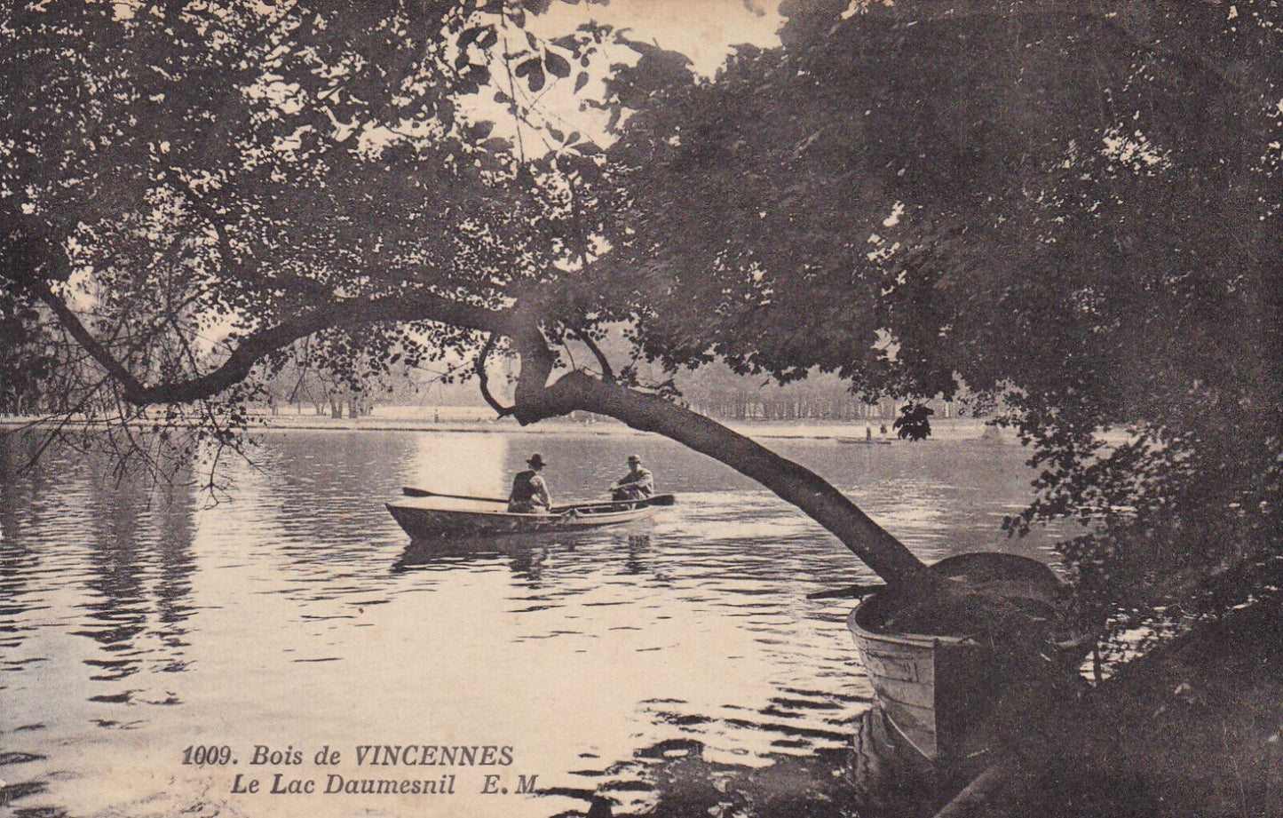 CARTE POSTALE ANCIENNE CPA BOIS DE VINCENNES LE LAC DAUMESNIL