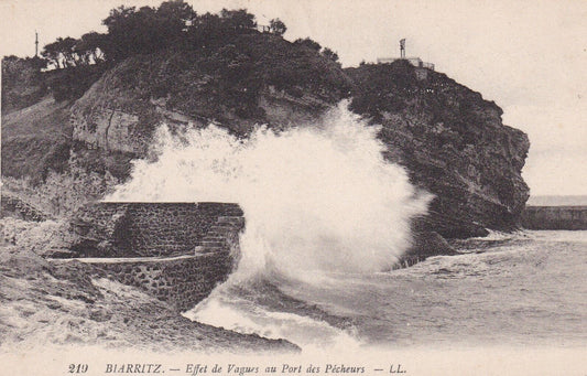CPA CARTE POSTALE ANCIENNE BIARRITZ EFFET DE VAGUES AU PORT DES PECHEURS
