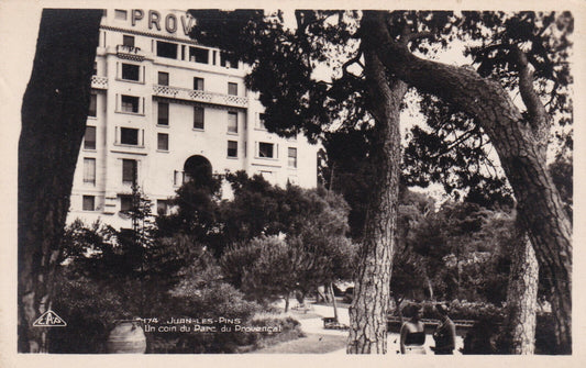 CARTE POSTALE CPSM JUAN-LES-PINS UN COIN DU PARC DU PROVENCAL