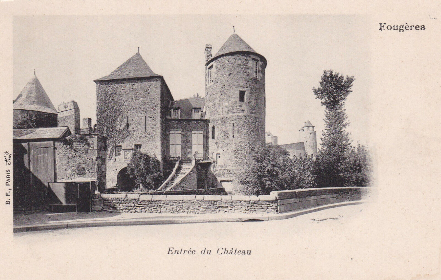 CARTE POSTALE ANCIENNE CPA FOUGERES ENTREE DU CHATEAU